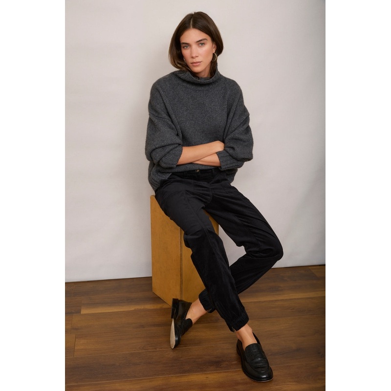 Lara Velvet Jogger – Black