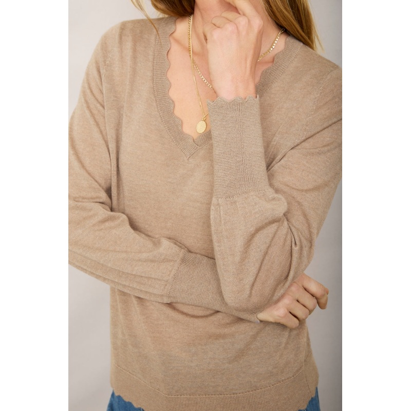 Fleurine Scallop V-Neck Jumper – Oat Marl