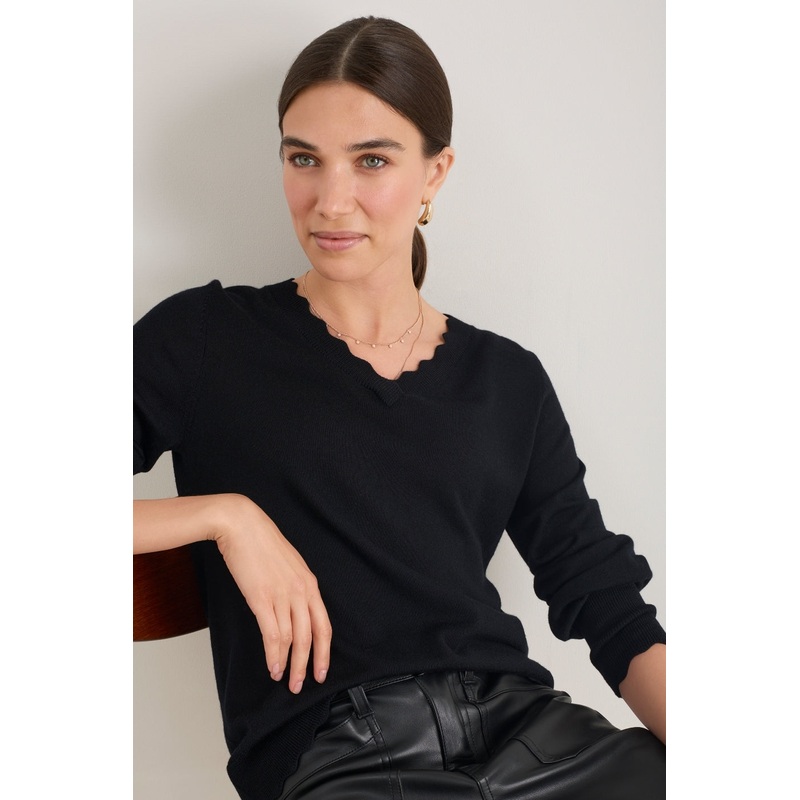 Fleurine Scallop V-Neck Jumper – Black