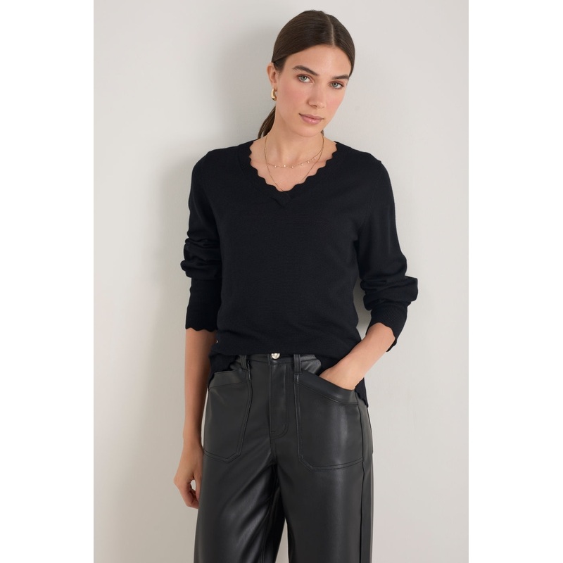 Fleurine Scallop V-Neck Jumper – Black