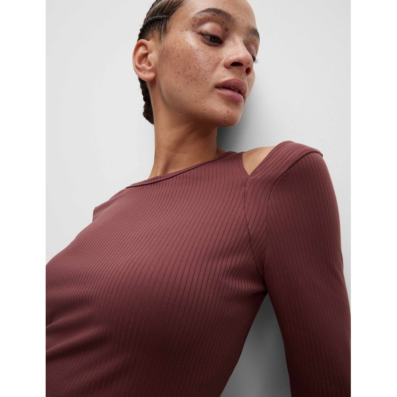 Rib Cold Shoulder Fitted Yoga Top – Dark Taupe